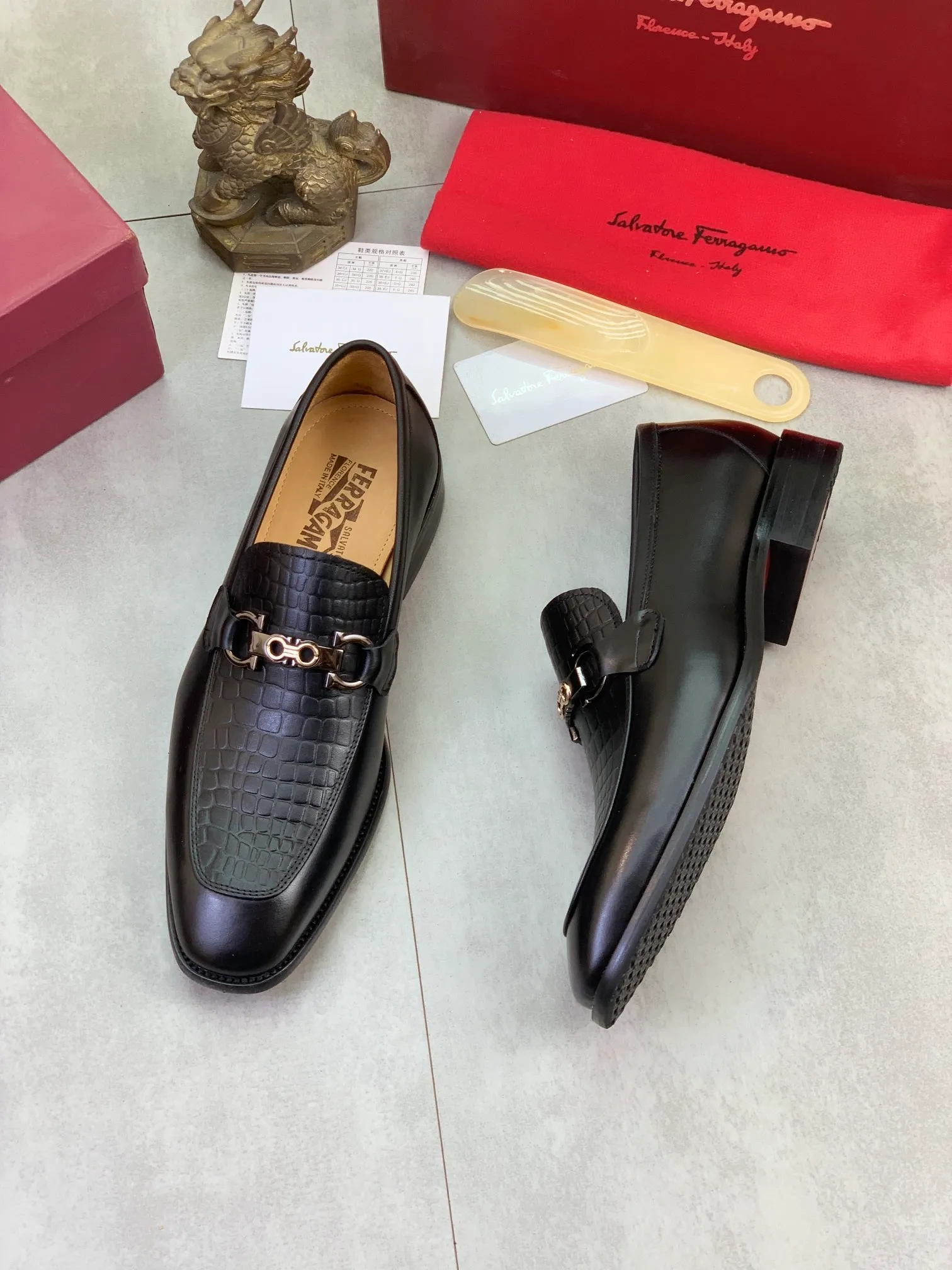 Men's Men's Shoes 💰P460💰[New Style] Water-dyed Niuli 🆘[Salvatore Ferragamo] Ferragamo's latest casual business leather shoes for men! Available at counters simultaneously! The fabric is made of specially imported original calfskin, and the interior is made of imported water-dyed cowhide. It is absolutely luxurious and leads the fashion trend. Matching code: 38-47 black optional